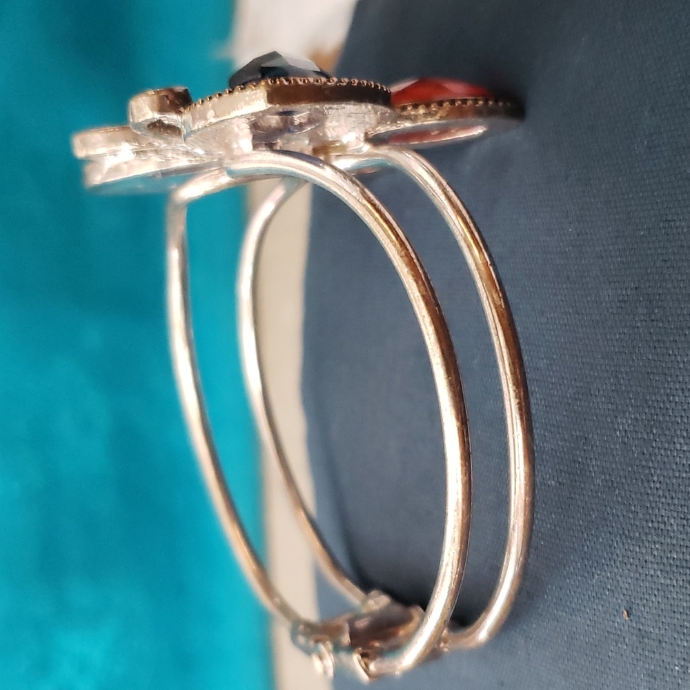 Simply Beautiful Butterfly bracelet - Picture 5 of 8
